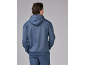 Man in blauwe hoodie en bijpassende broek, van achteren gezien.