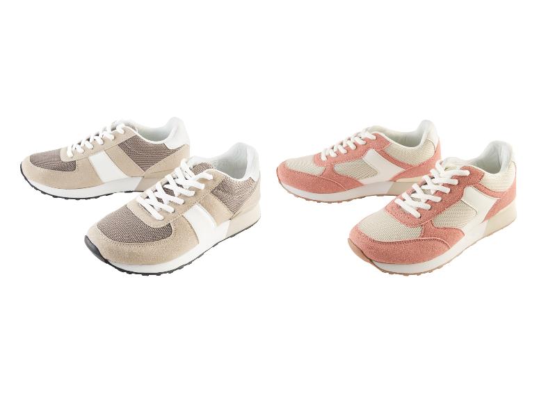 Twee paar beige en roze sneakers met witte veters.