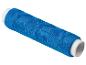 Spoel blauw naaigaren op een witte kartonnen klos.