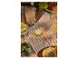 Picknick met een lichtgroene draagbare luidspreker, limonade, cheesecake en croissants.