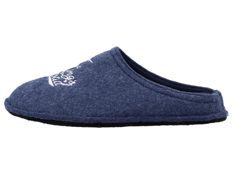 Blauwe wollen pantoffels met witte details.