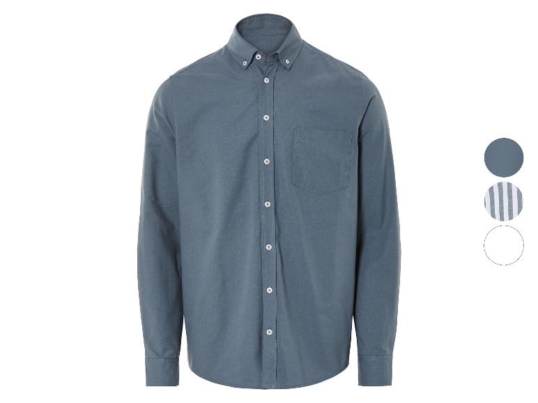 Een lichtblauw overhemd met lange mouwen.