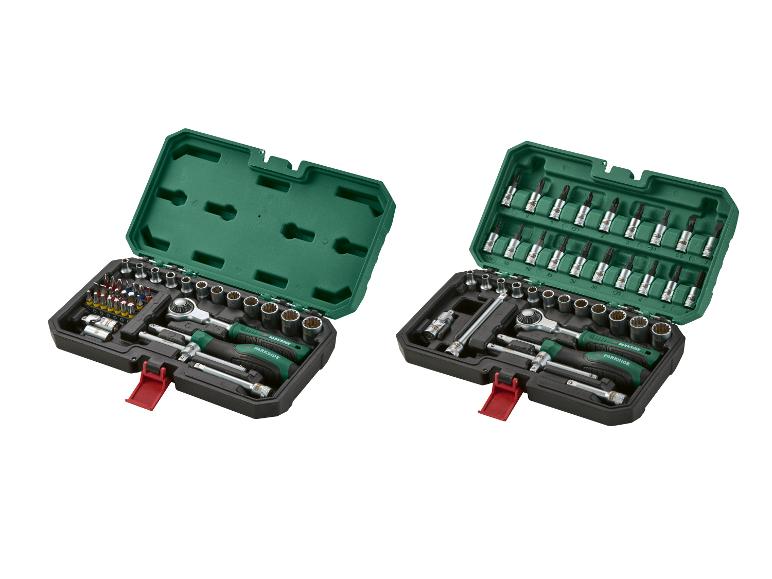 Twee geopende Parkside gereedschapsets, met een assortiment sleutels en bits.