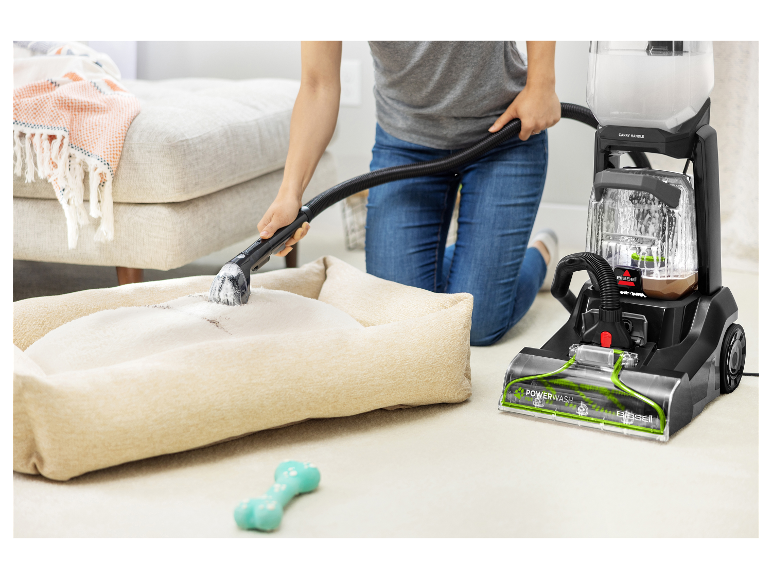 Een hondenkussen schoonmaken met een Bissell PowerWash stoomreiniger.