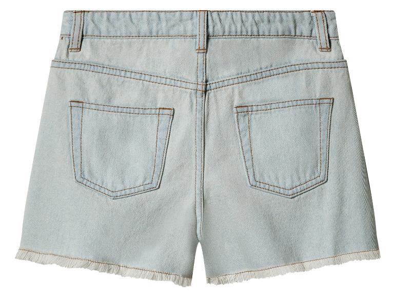 Lichtblauwe denim shorts met gerafelde zomen, achteraanzicht.