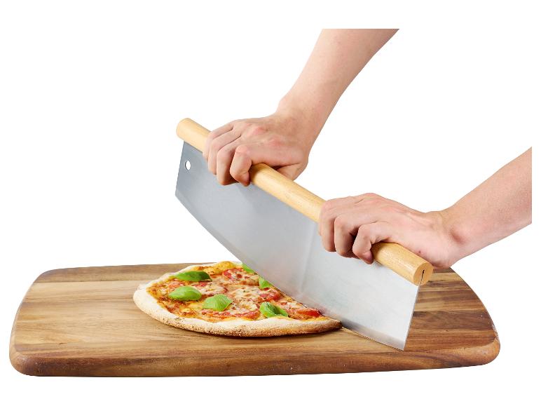 Pizza, houten snijplank en pizzames.