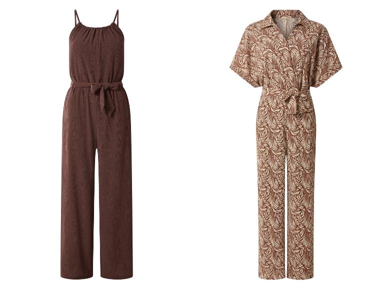 Twee damesjumpsuits: één bruin met spaghettibandjes, de andere bruin met patroon en korte mouwen.