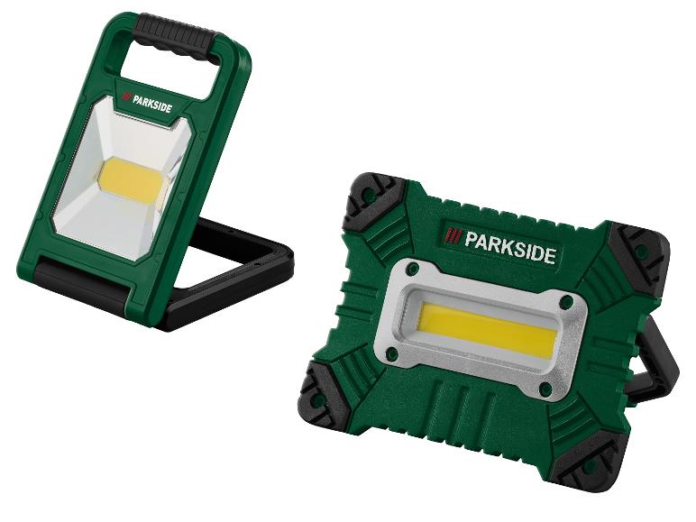 Twee groene en zwarte Parkside LED-werklampen, één staand, één liggend.