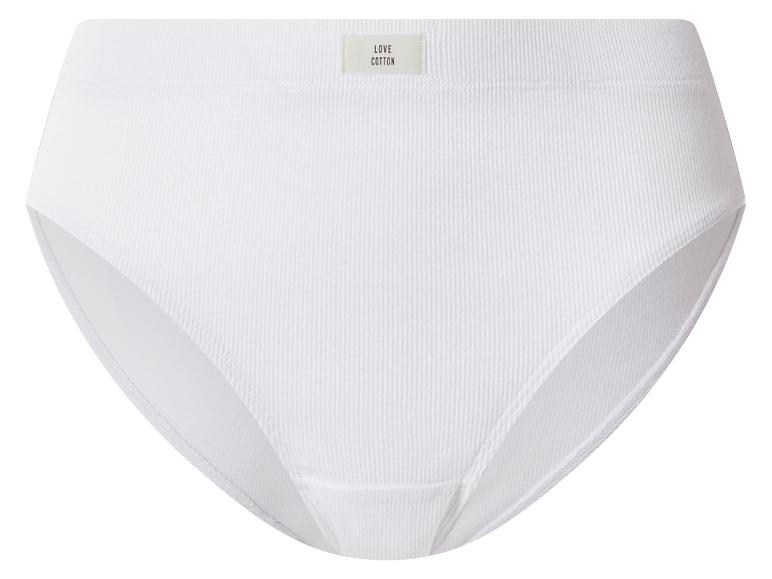 Witte, geribbelde damesonderbroek met de tekst 'LOVE COTTON'