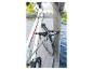 Witte trekkingfiets beveiligd met een zwart slot aan een metalen reling boven water.