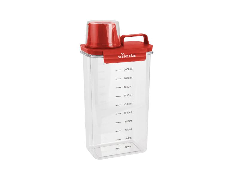 Transparante maatbeker met rood deksel en handvat, met volumemarkeringen tot 2000 ml.