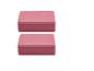 Twee roze yogablokken op een witte achtergrond