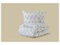 Wit beddengoedset met een patroon van bruine en beige bladeren.