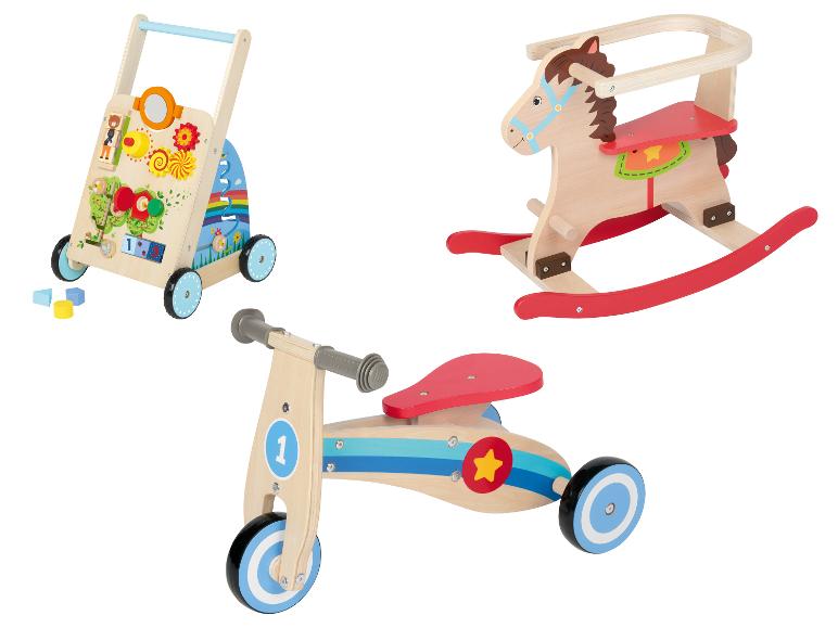 Een houten loopwagen, hobbelpaard en loopfiets.