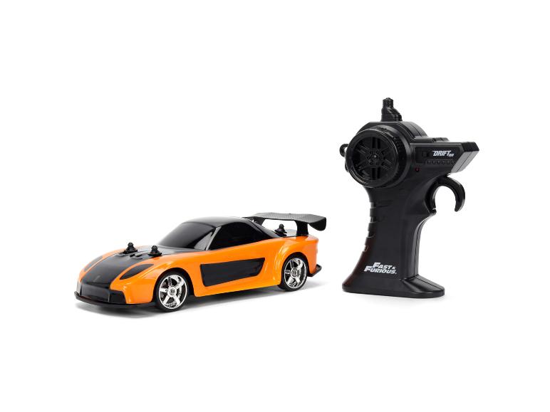 Oranje en zwarte op afstand bestuurbare auto met een zwarte afstandsbediening.