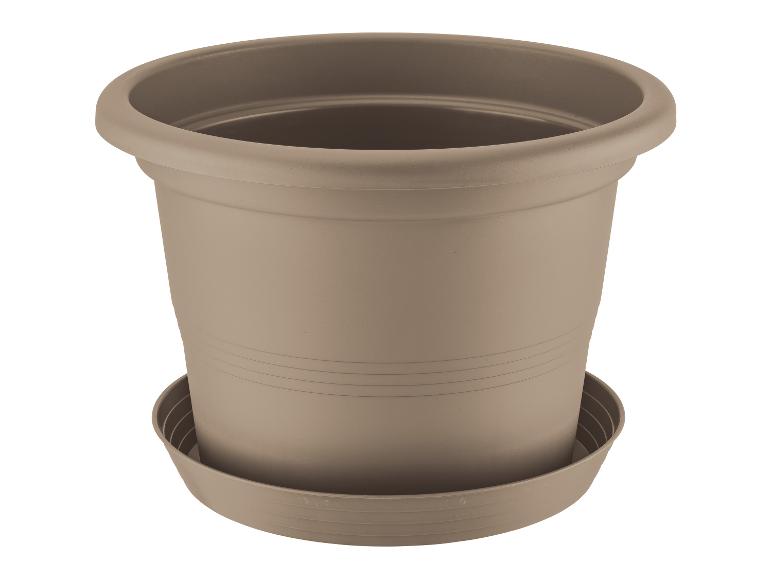 Bruine plastic bloempot met schotel op een witte achtergrond