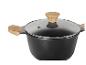 Zwarte pan met glazen deksel en houten handgrepen.