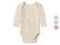 Lange mouwen baby romper in beige met drukknopen, getoond met kleuropties beige, blauw en roze.