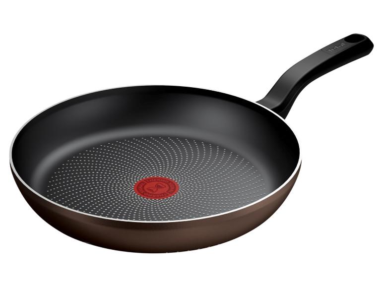 Tefal koekenpan met een zwarte binnenkant en bruine buitenkant, met een rode Thermo-Signal indicator.