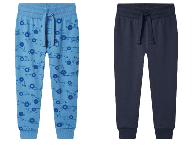 Twee kinderjoggingbroeken: één blauw met autoprint en één donkerblauw.