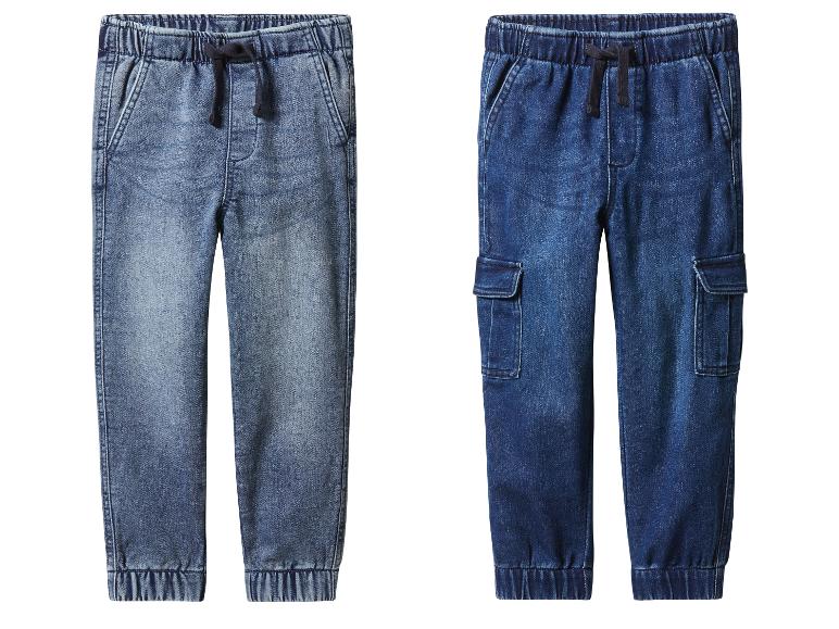 Twee paar kinderjeans, één met cargzakken.