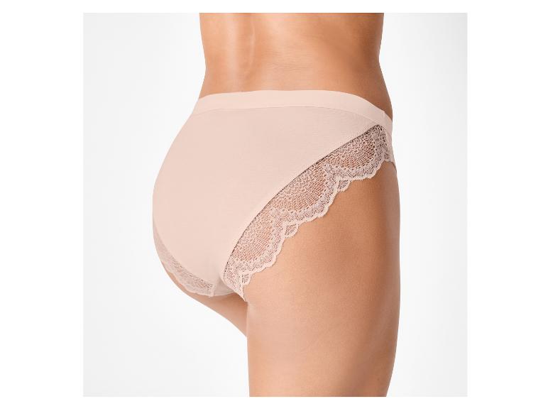 Huidkleurige damesonderbroek met kanten details, van achteren gezien.