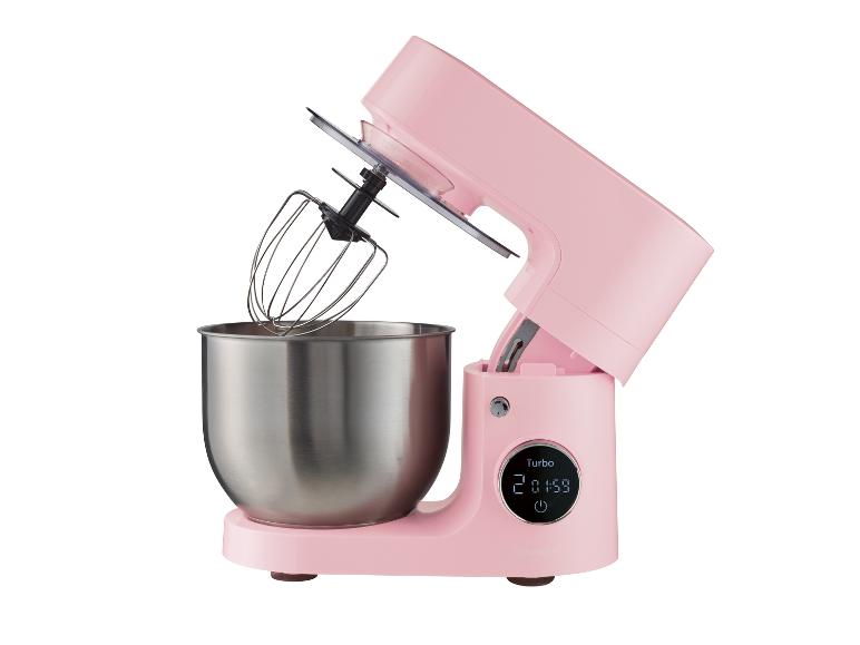 Roze keukenmachine met roestvrijstalen kom en garde.