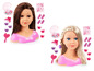 Twee stylingkoppen met accessoires, zoals make-up, haarrollen en kroontjes.