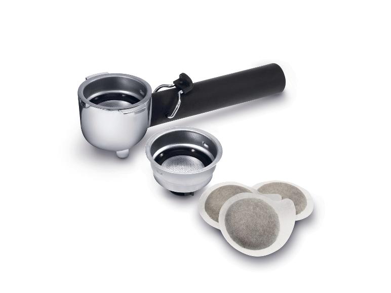 Espressomachine portafilter met twee filterbakjes en drie koffiepads.
