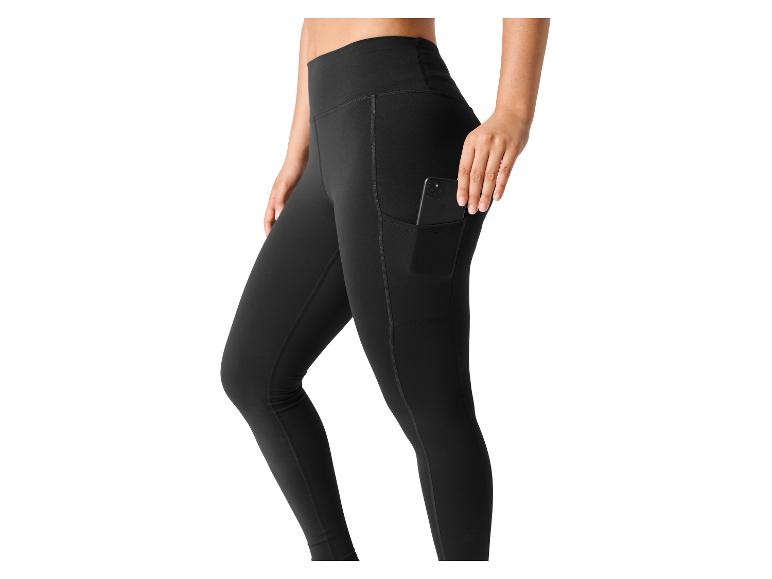 Vrouw in zwarte legging met telefoonzak.