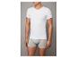 Man in een wit V-hals T-shirt en grijze boxershorts