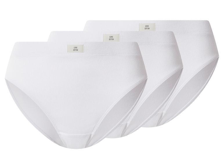 Drie witte damesonderbroeken met een geribbelde textuur en de tekst 'LOVE COTTON' op de tailleband.