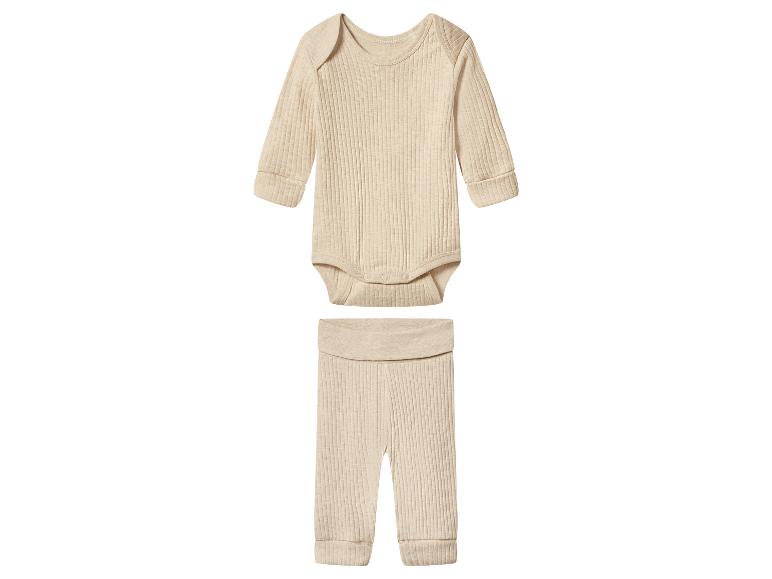 Beige geribbelde baby romper en broek.
