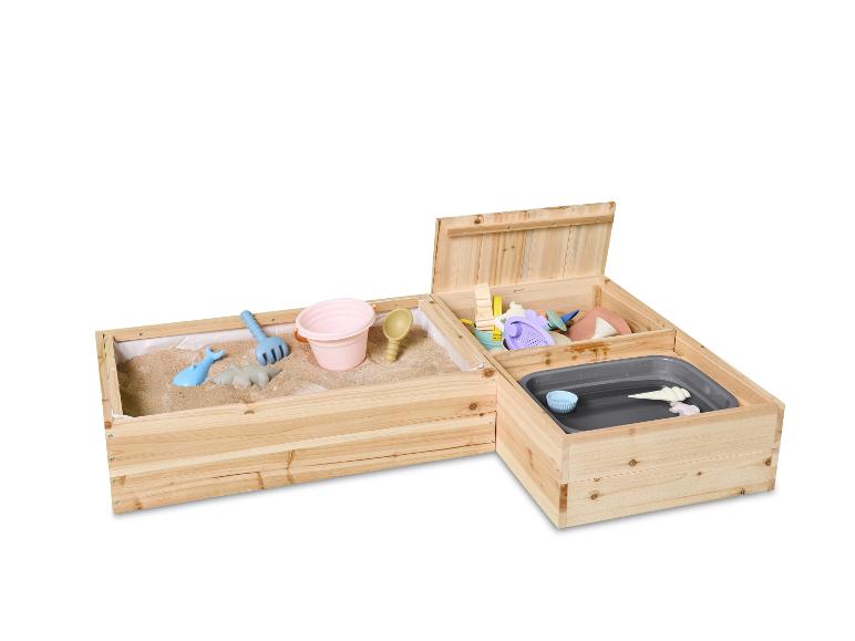 Houten zandbak met zandspeelgoed en waterbak