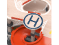 Houten helikopterplatform van een speelgoedgarage met de letter H.