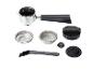 Espressomachine-accessoires, waaronder een portafilter, filterbakjes, reinigingsborstel en andere gereedschappen.