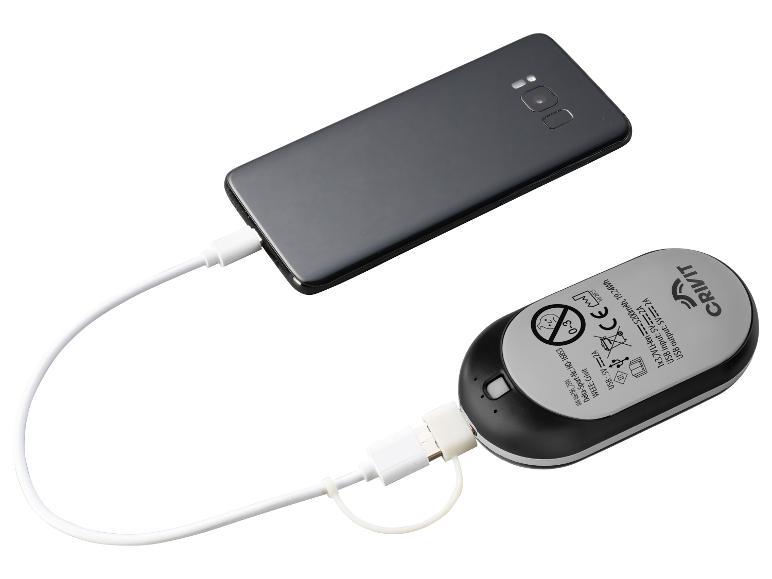 Smartphone wordt opgeladen via een draagbare oplader, met de specificaties van de oplader.