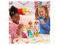 Twee meisjes spelen met Rainbow High poppen en accessoires.