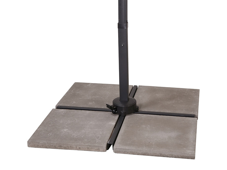 Een parasolvoet met vier tegels