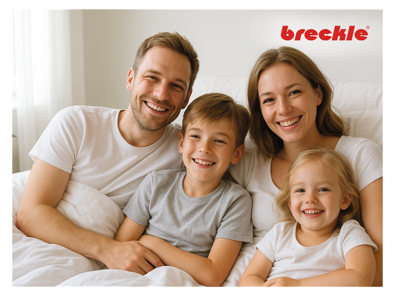 Gelukkig gezin in bed, Breckle.