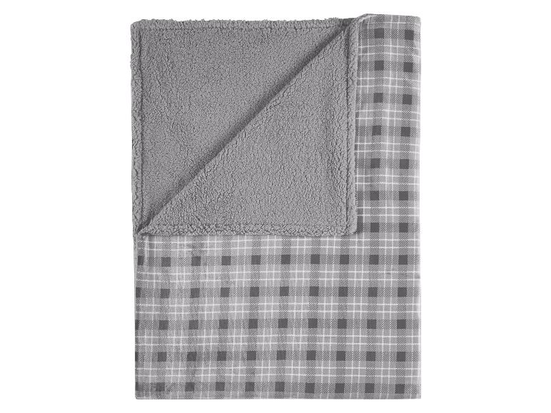 Zachte grijze deken met een ruitpatroon en een pluizige kant.