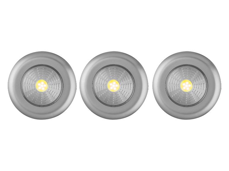 Drie ronde zilveren LED-lampen met helder geel licht.
