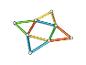 Kleurrijke magnetische bouwstaven en metalen ballen vormen een complex geometrisch patroon.