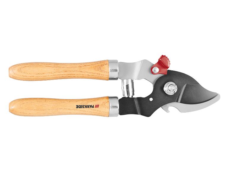 Tuingereedschap met houten handvatten en rood vergrendelingsmechanisme.