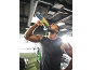 Man drinkt groene smoothie uit draagbare blender in sportschool.