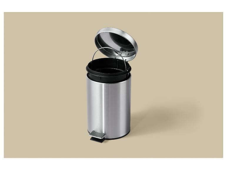 Roestvrijstalen pedaalemmer met open deksel en zwarte binnenemmer.