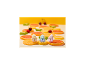 Drie kleine vogelfiguurtjes in fruitige jurkjes op fruitschijfjes, met meer fruit op de achtergrond.