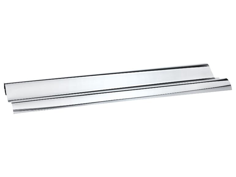 Twee verchroomde metalen strips, één licht overlappend, op een witte achtergrond.