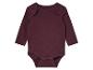 Een donkerrode baby romper met lange mouwen.