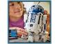 Een kind bouwt een LEGO Star Wars R2-D2 robot.